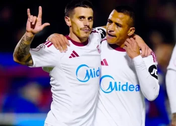 Alfon y Alexis, atacantes del Sevilla FC, celebrando un gol. | Imagen: página web Sevilla FC.