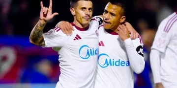 Alfon y Alexis, atacantes del Sevilla FC, celebrando un gol. | Imagen: página web Sevilla FC.