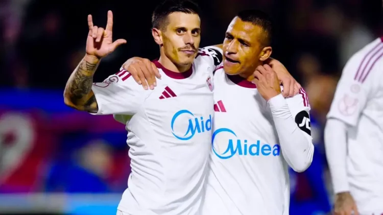 Alfon y Alexis, atacantes del Sevilla FC, celebrando un gol. | Imagen: página web Sevilla FC.