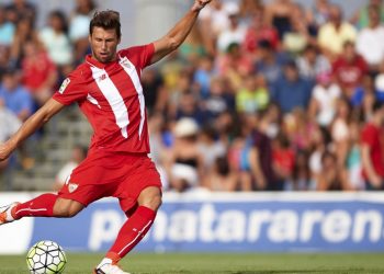 Krychowiak disputando un partido con el Sevilla. | Imagen: perfil de X @SevillaFC.