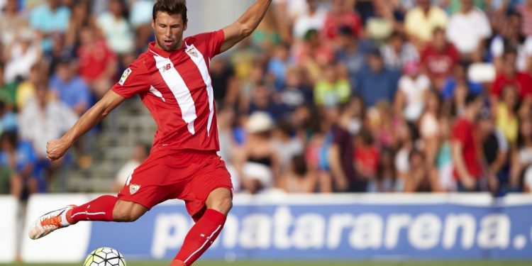 Krychowiak disputando un partido con el Sevilla. | Imagen: perfil de X @SevillaFC.