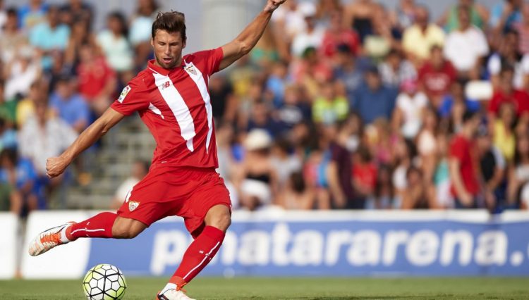 Krychowiak disputando un partido con el Sevilla. | Imagen: perfil de X @SevillaFC.