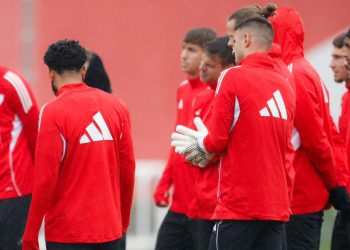 Jugadores del Sevilla escuchando una charla durante una sesión de entrenamiento. | Imagen: perfil de X @SevillaFC.