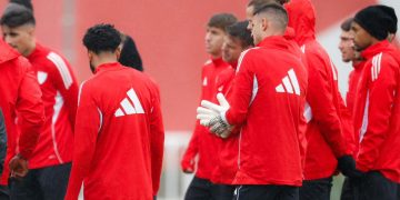 Jugadores del Sevilla escuchando una charla durante una sesión de entrenamiento. | Imagen: perfil de X @SevillaFC.