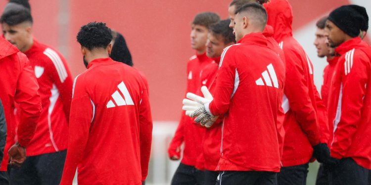 Jugadores del Sevilla escuchando una charla durante una sesión de entrenamiento. | Imagen: perfil de X @SevillaFC.