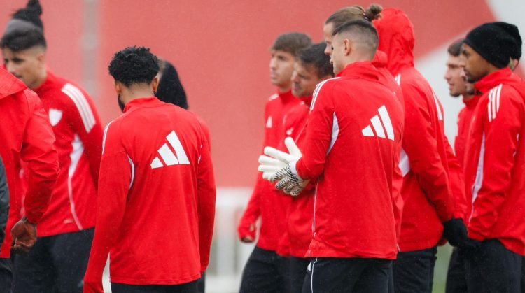 Jugadores del Sevilla escuchando una charla durante una sesión de entrenamiento. | Imagen: perfil de X @SevillaFC.