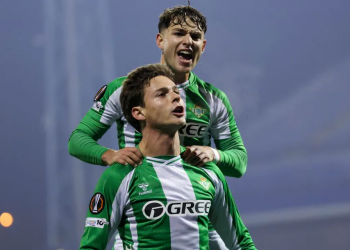 Rodrigo Riquelme celebra su gol ante el Dinamo Zagreb junto a Ángel Ortiz | Imagen: UEFA