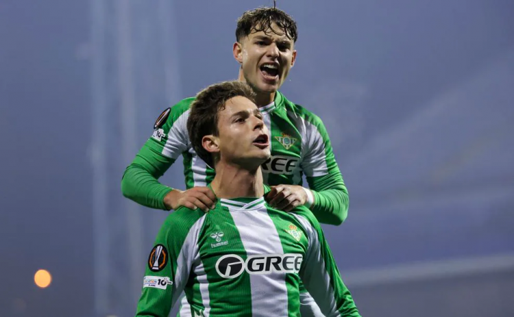 Rodrigo Riquelme celebra su gol ante el Dinamo Zagreb junto a Ángel Ortiz | Imagen: UEFA