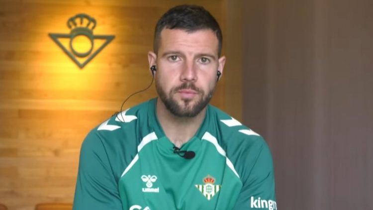 Aitor Ruibal, jugador del Real Betis, durante el sorteo de la Copa del Rey. | Imagen: perfil de X @ZonaMixta__.