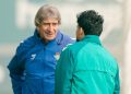 Pellegrini hablando con un jugador del Betis durante un entrenamiento. | Imagen: perfil de X @RealBetis.