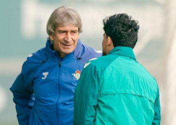 Pellegrini hablando con un jugador del Betis durante un entrenamiento. | Imagen: perfil de X @RealBetis.