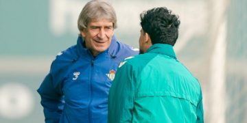 Pellegrini hablando con un jugador del Betis durante un entrenamiento. | Imagen: perfil de X @RealBetis.