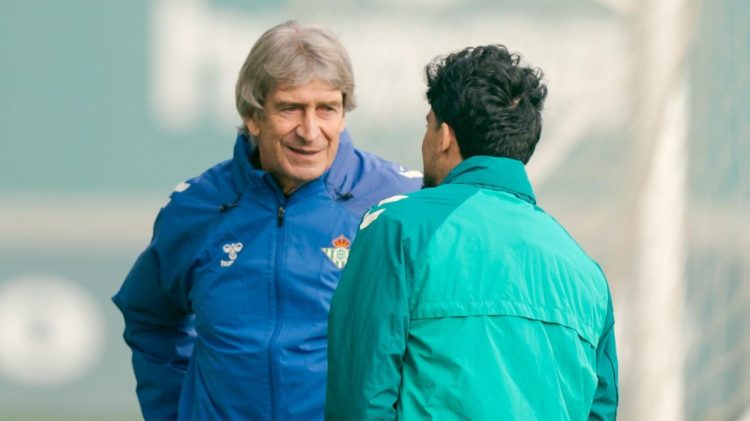 Pellegrini hablando con un jugador del Betis durante un entrenamiento. | Imagen: perfil de X @RealBetis.