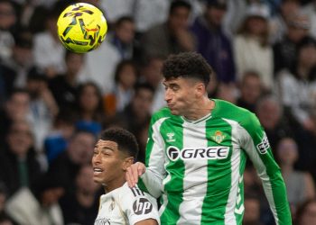 Marc Roca disputando el balón ante Bellingham en el Real Madrid - Betis. | Imagen: perfil de X @RealBetis.
