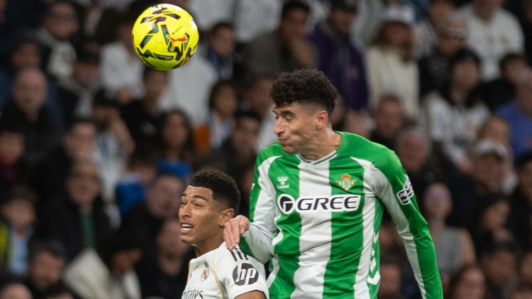 Marc Roca disputando el balón ante Bellingham en el Real Madrid - Betis. | Imagen: perfil de X @RealBetis.