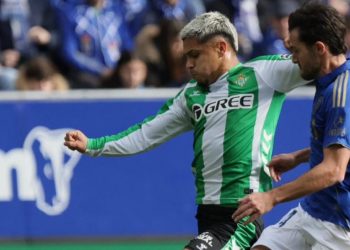 Cucho Hernández, durante una acción del Oviedo - Betis. | Imagen: perfil de X @RealBeetis.