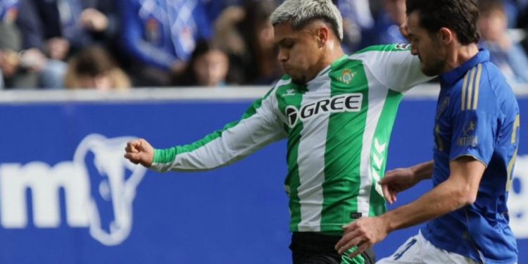 Cucho Hernández, durante una acción del Oviedo - Betis. | Imagen: perfil de X @RealBeetis.