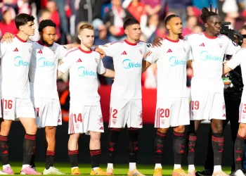 Jugadores del Sevilla guardando un minuto de silencio. | Imagen: página web Sevilla FC.