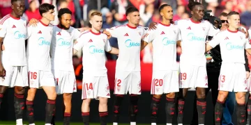 Jugadores del Sevilla guardando un minuto de silencio. | Imagen: página web Sevilla FC.