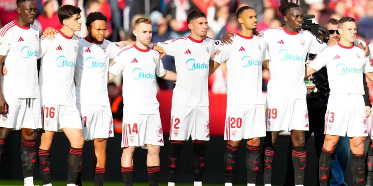 Jugadores del Sevilla guardando un minuto de silencio. | Imagen: página web Sevilla FC.