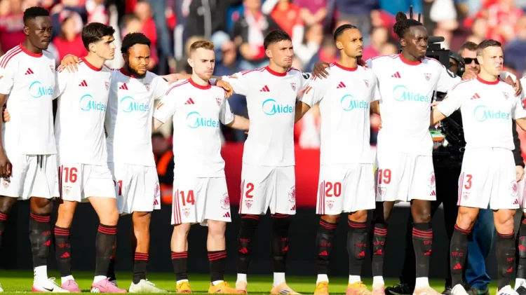 Jugadores del Sevilla guardando un minuto de silencio. | Imagen: página web Sevilla FC.