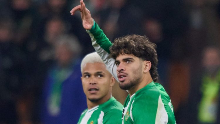 Ez Abde y Cucho Hernández celebrando un gol en el Betis - Utrecht. | Imagen: perfil de X @RealBetis.