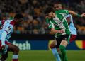 Ez Abde (Betis) ante dos jugadores del Feyenoord || Real Betis