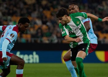 Ez Abde (Betis) ante dos jugadores del Feyenoord || Real Betis