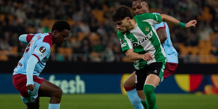 Ez Abde (Betis) ante dos jugadores del Feyenoord || Real Betis