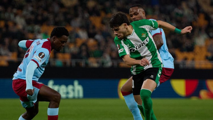 Ez Abde (Betis) ante dos jugadores del Feyenoord || Real Betis