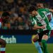 Ez Abde (Betis) ante dos jugadores del Feyenoord || Real Betis