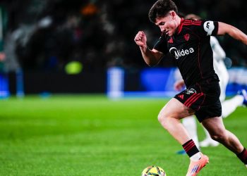 Elche - Sevilla FC: Oso conduce un balón | Imagen: SFC Media