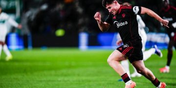 Elche - Sevilla FC: Oso conduce un balón | Imagen: SFC Media