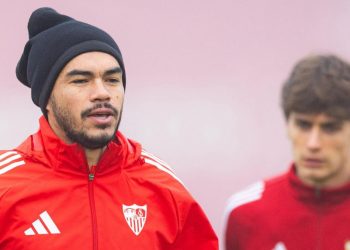 Gabriel Suazo realizando un ejercicio en un entrenamiento del Sevilla. | Imagen: perfil de X @SevillaFC.