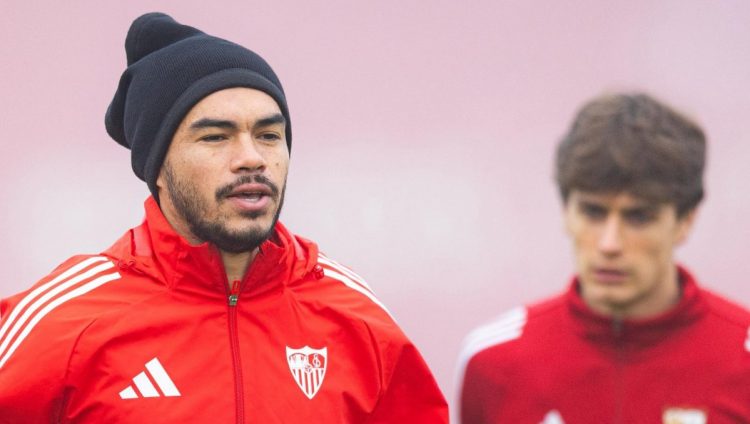 Gabriel Suazo realizando un ejercicio en un entrenamiento del Sevilla. | Imagen: perfil de X @SevillaFC.