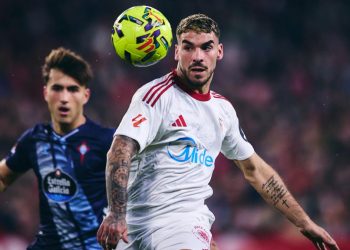 Isaac Romero disputando el balón en el Sevilla - Celta. | Imagen: X.