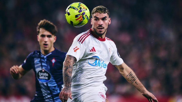 Isaac Romero disputando el balón en el Sevilla - Celta. | Imagen: X.