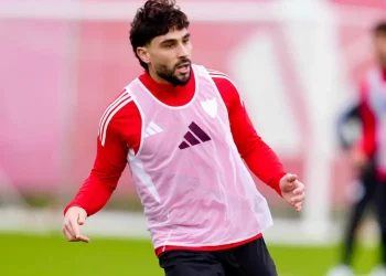 Maupay realizando un entrenamiento con el Sevilla. | Imagen: página web Sevilla FC.