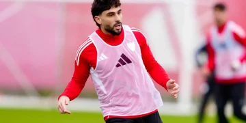 Maupay realizando un entrenamiento con el Sevilla. | Imagen: página web Sevilla FC.