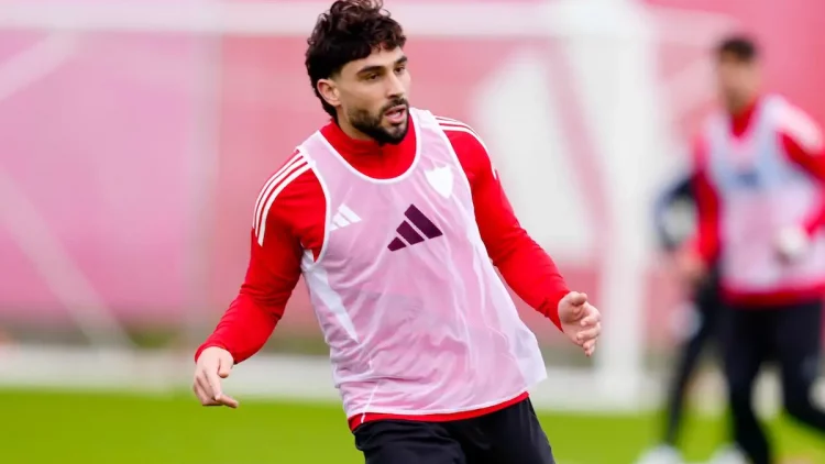 Maupay realizando un entrenamiento con el Sevilla. | Imagen: página web Sevilla FC.