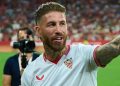 Sergio Ramos posando con la camiseta del Sevilla. | Imagen: perfil de X @SevillaFC.