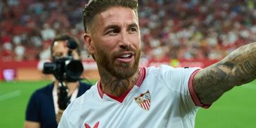 Sergio Ramos posando con la camiseta del Sevilla. | Imagen: perfil de X @SevillaFC.