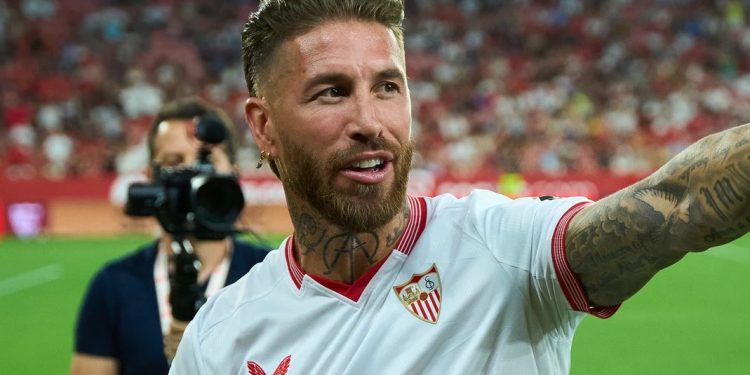 Sergio Ramos posando con la camiseta del Sevilla. | Imagen: perfil de X @SevillaFC.