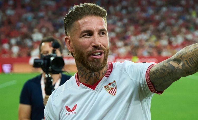 Sergio Ramos posando con la camiseta del Sevilla. | Imagen: perfil de X @SevillaFC.