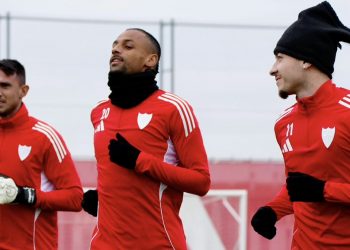 Jugadores del Sevilla realizando un ejercicio durante un entrenamiento. | Imagen: perfil de X @SevillaFC.