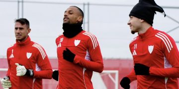 Jugadores del Sevilla realizando un ejercicio durante un entrenamiento. | Imagen: perfil de X @SevillaFC.