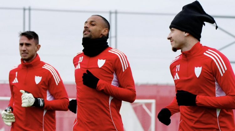 Jugadores del Sevilla realizando un ejercicio durante un entrenamiento. | Imagen: perfil de X @SevillaFC.