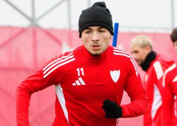 Rubén Vargas realizando un ejercicio durante una sesión de entrenamiento. | Imagen: perfil de X @SevillaFC.