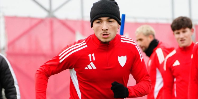 Rubén Vargas realizando un ejercicio durante una sesión de entrenamiento. | Imagen: perfil de X @SevillaFC.