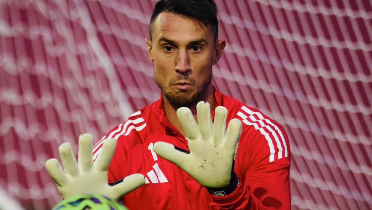 Odysseas Vlachodimos, durante una sesión de entrenamiento con el Sevilla. | Imagen: X.